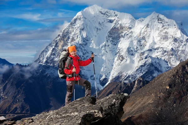 Hiking in Khumbu walley in Himalayas mountains — Stock Photo, Image