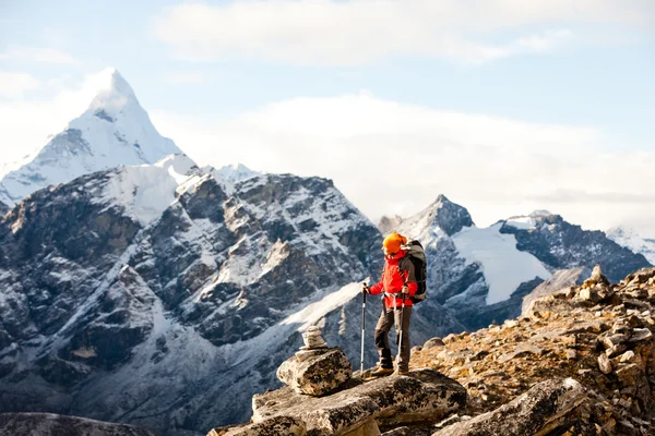 Turistika v údolí Khumbu v horách Himálaje — Stock fotografie