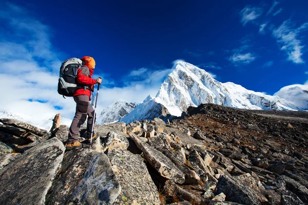 Hiking in Khumbu walley in Himalayas mountains — Stock Photo, Image