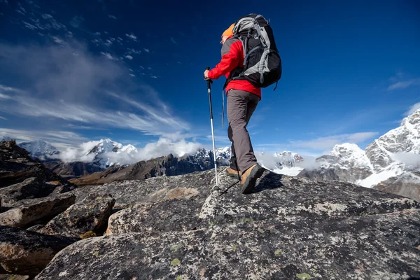 Turysta na wyprawy w Himalaje, Dolina Khumbu, Nepal — Zdjęcie stockowe