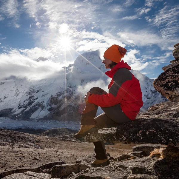 Wanderer ruht auf dem Trek im Himalaya, Nepal — Stockfoto