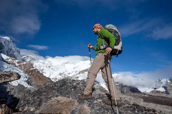 Caminhante na caminhada no Himalaia, vale do Khumbu, Nepal — Fotografia de Stock