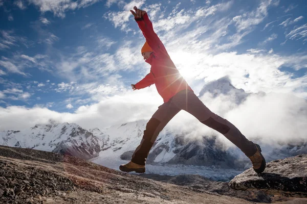 Senderista salta sobre la roca cerca del Everest en Nepal — Foto de Stock