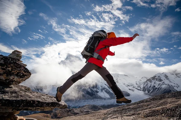 Senderista salta sobre la roca cerca del Everest en Nepal — Foto de Stock