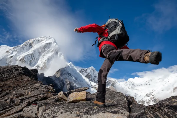 Turysta skacze na skale w pobliżu Everest w Nepalu — Zdjęcie stockowe