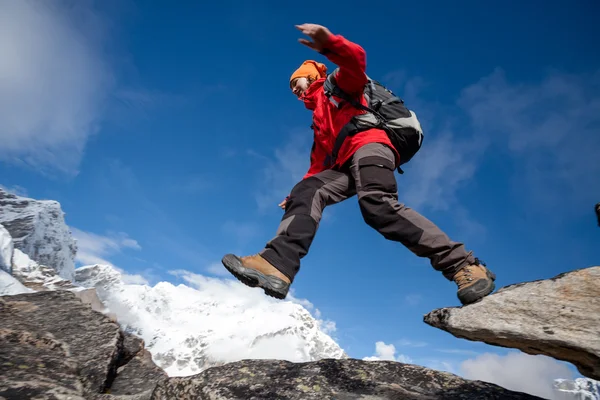 Un randonneur saute sur le rocher près de l'Everest au Népal — Photo
