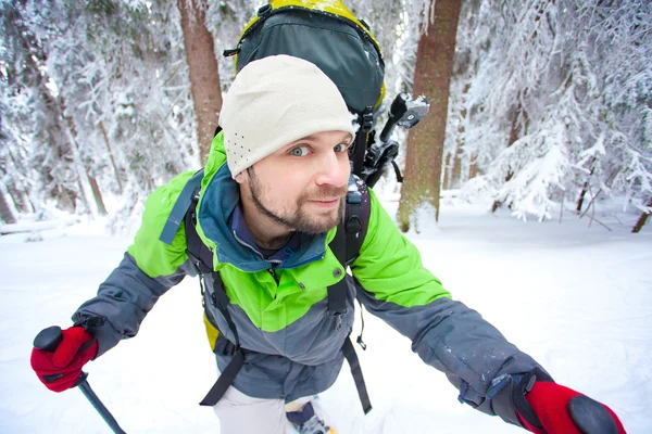 Tramp procházky v lese sněhu — Stock fotografie