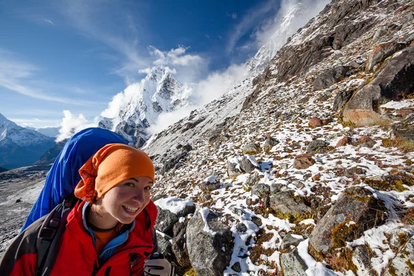 ヒマラヤ山脈、ネパールでトレッキングをカメラにポーズ ハイカー — ストック写真