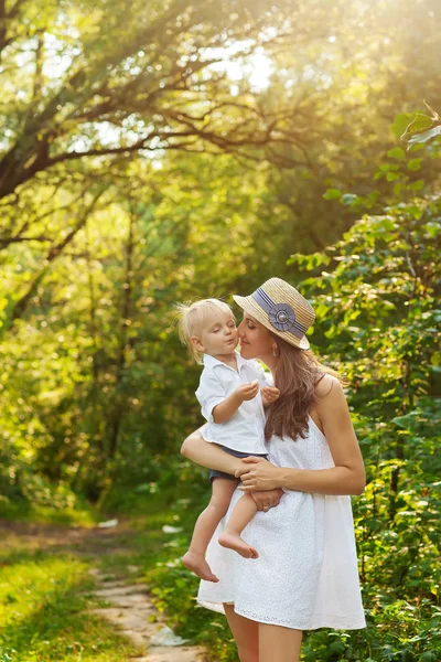 Madre está besando a su hijo —  Fotos de Stock