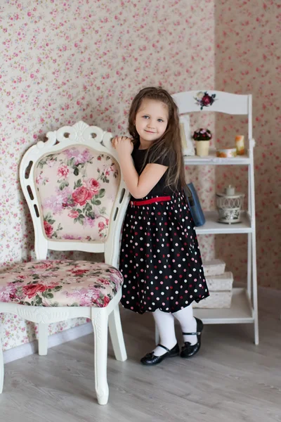Маленькая девочка позирует в студии в стиле ретро — стоковое фото