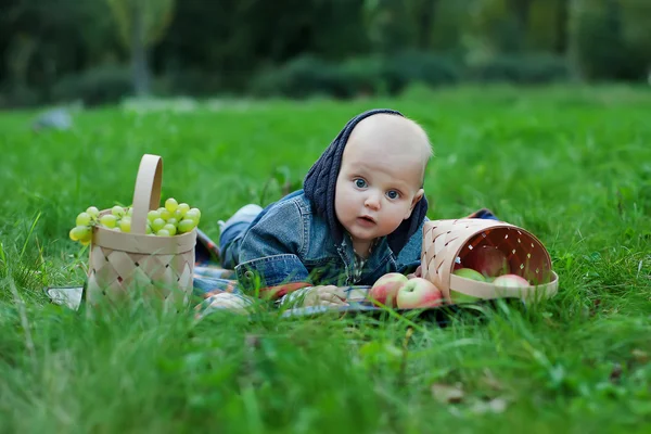 Boldog gyermek játék a szabadban, őszi par gyümölcskosár — Stock Fotó