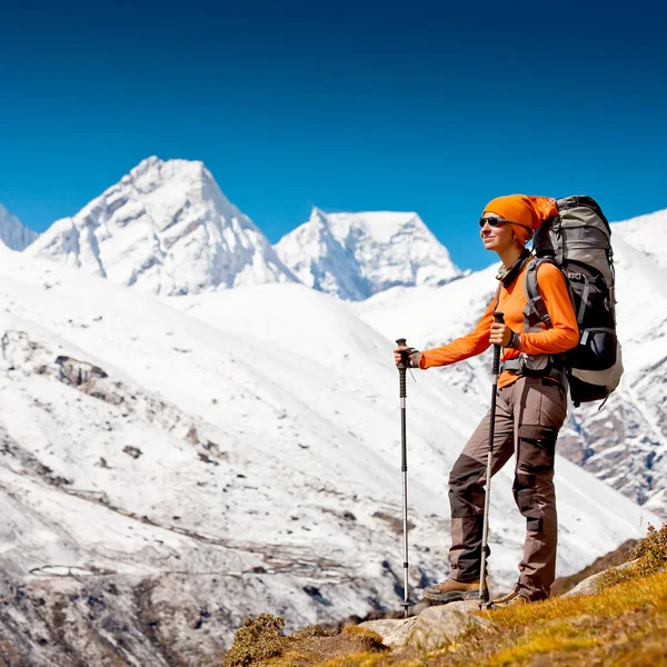 Senderismo en montañas del Himalaya — Foto de Stock