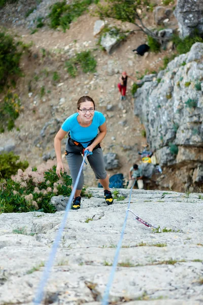 Las prácticas de la mujer en la escalada en la roca en las montañas de Crimea — Foto de Stock