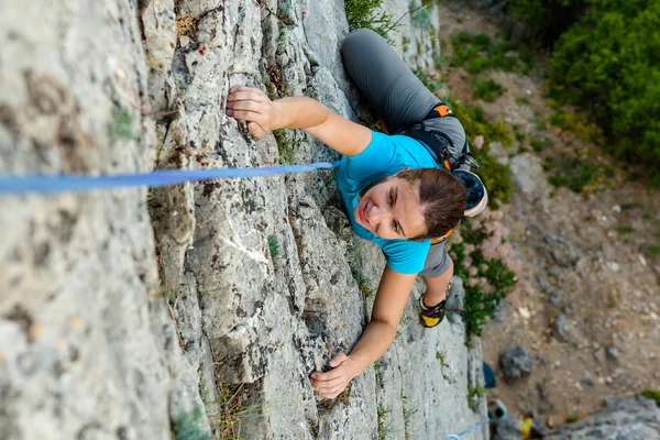 Woman practices in climbing at the rock in the Crimea mountains — Stock Photo, Image