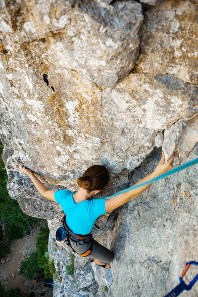 Las prácticas de la mujer en la escalada en la roca en las montañas de Crimea —  Fotos de Stock