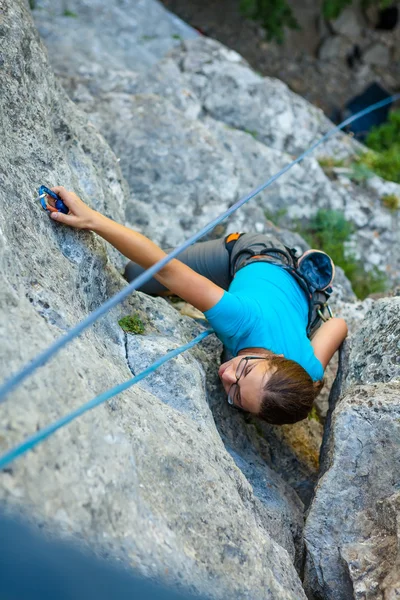 Nő gyakorlatok mászni a rock a Crimea-hegység — Stock Fotó