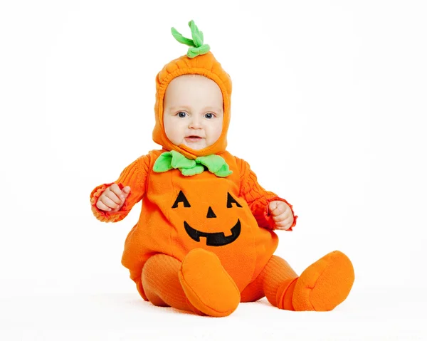 Niño en traje de calabaza sobre fondo blanco — Foto de Stock