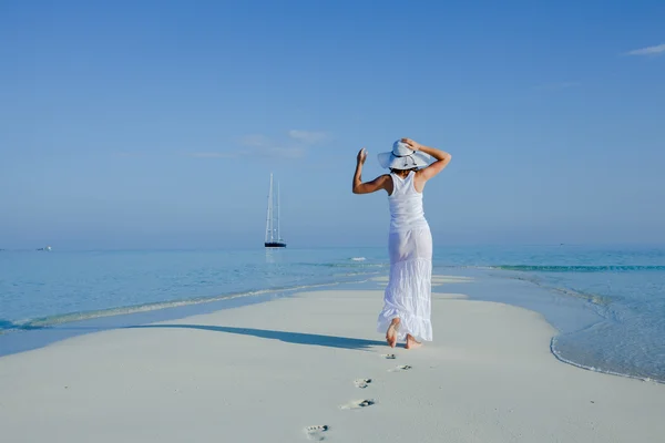 Donna caucasica riposa sulla bellissima riva del mare — Foto Stock