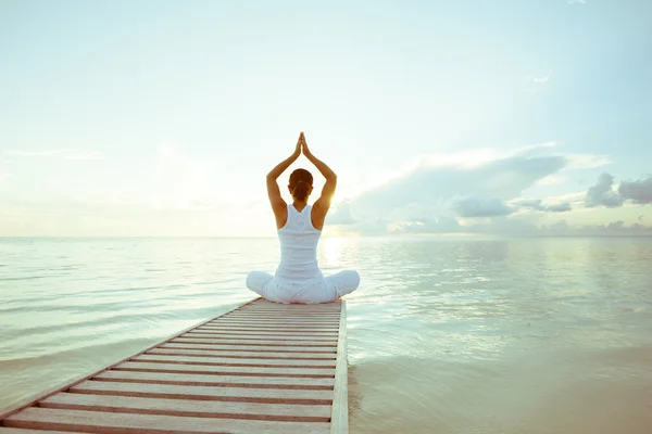 Kafkas kadın pratik yoga, deniz kıyısı