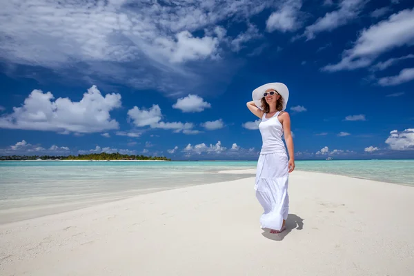 Caucasian woman walks along beautiful seashore — Stock Photo, Image