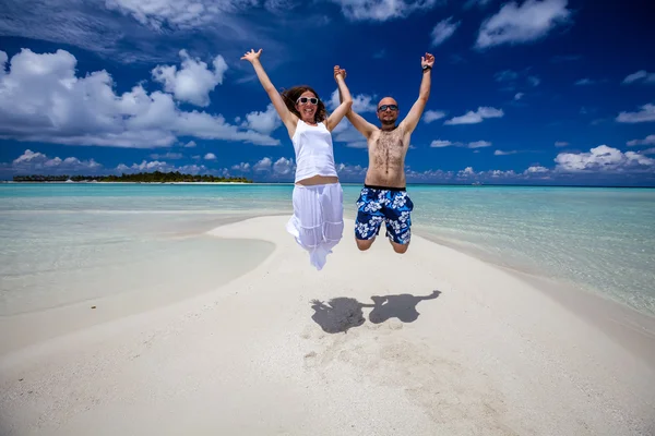 Homem e mulher se divertem na praia da ilha no oceano Índico — Fotografia de Stock