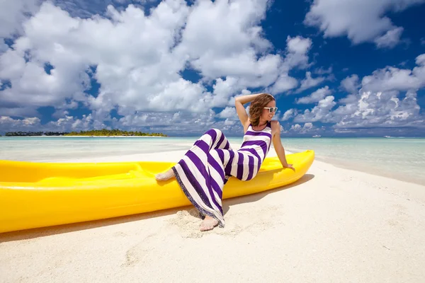 Mulher caucasiana descansa na bela praia — Fotografia de Stock