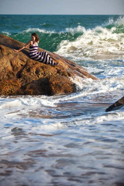 La mujer descansa en la orilla del mar — Foto de Stock