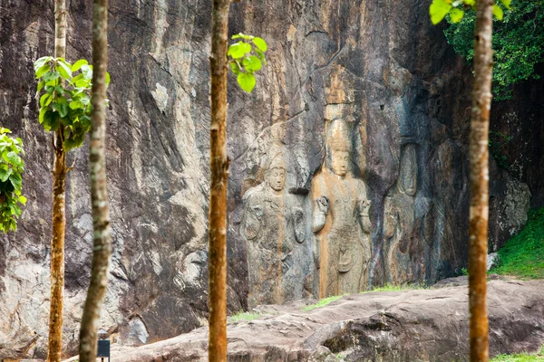 Tres estatuas de Buda talladas en roca en el templo Buduruvagala en Sr — Foto de Stock