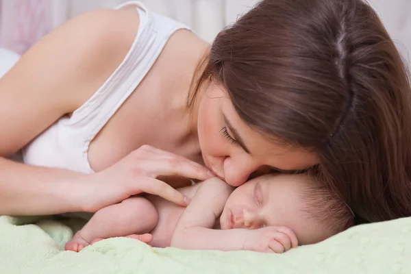 여 자가 그녀의 2 일 된 신생아를 들고 로열티 프리 스톡 사진
