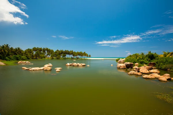 Landsape del lago en la orilla del mar — Foto de Stock