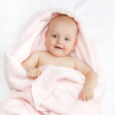 Beyaz bebek çocuk kaplı ile pembe havlu sevinçle gülümsüyor ca