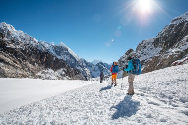 Himalaya dağlarında yürüyüş