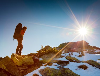 Sonbahar dağlarda yürüyüş uzun yürüyüşe çıkan kimse