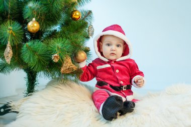 Beyaz Studio Santa takım oyunlarında küçük çocuk