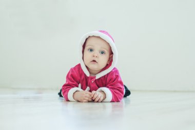 Beyaz Studio Santa takım oyunlarında küçük çocuk