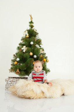 Küçük çocuk beyaz studio çalış