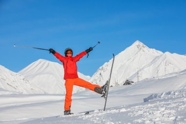 Kayakçı kamera yüksek mountaing Gudauri Resort poz