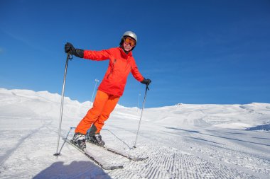 Kayakçı kamera yüksek mountaing Gudauri Resort poz