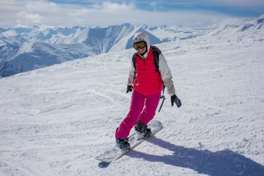 Snowboard yüksek kış Dağları Gudauri, Georgia'nda eğlence var