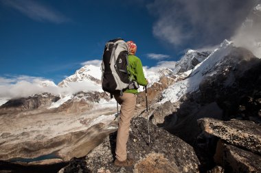 Himalaya dağlarında yürüyüş