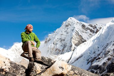 Himalaya dağlarında yürüyüş