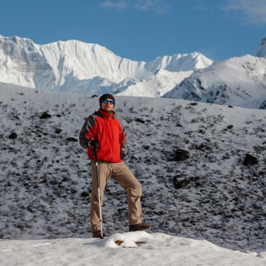 Önünde büyük Dağları Himalayalar poz uzun yürüyüşe çıkan kimse
