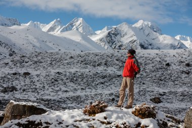 Önünde büyük Dağları Himalayalar poz uzun yürüyüşe çıkan kimse