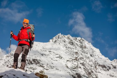 Önünde büyük Dağları Himalayalar poz uzun yürüyüşe çıkan kimse