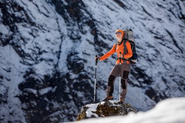 Önünde büyük Dağları Himalayalar poz uzun yürüyüşe çıkan kimse