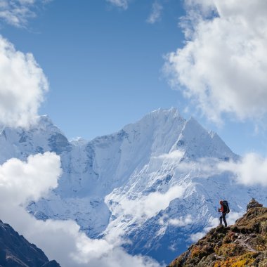 Uzun yürüyüşe çıkan kimse tren Himalayalar yürür