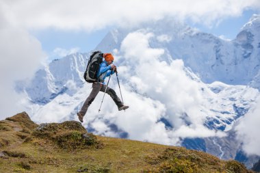 Himalaya Dağları'nda uzun yürüyüşe çıkan kimse atlar