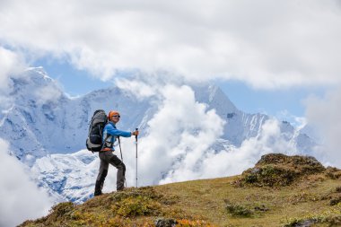 Uzun yürüyüşe çıkan kimse tren Himalayalar yürür