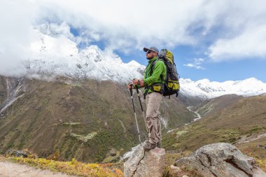 Önünde büyük Dağları Himalayalar poz uzun yürüyüşe çıkan kimse