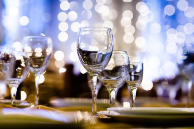 Tablo içinde bir restoran tatil öncesinde görev yaptı.